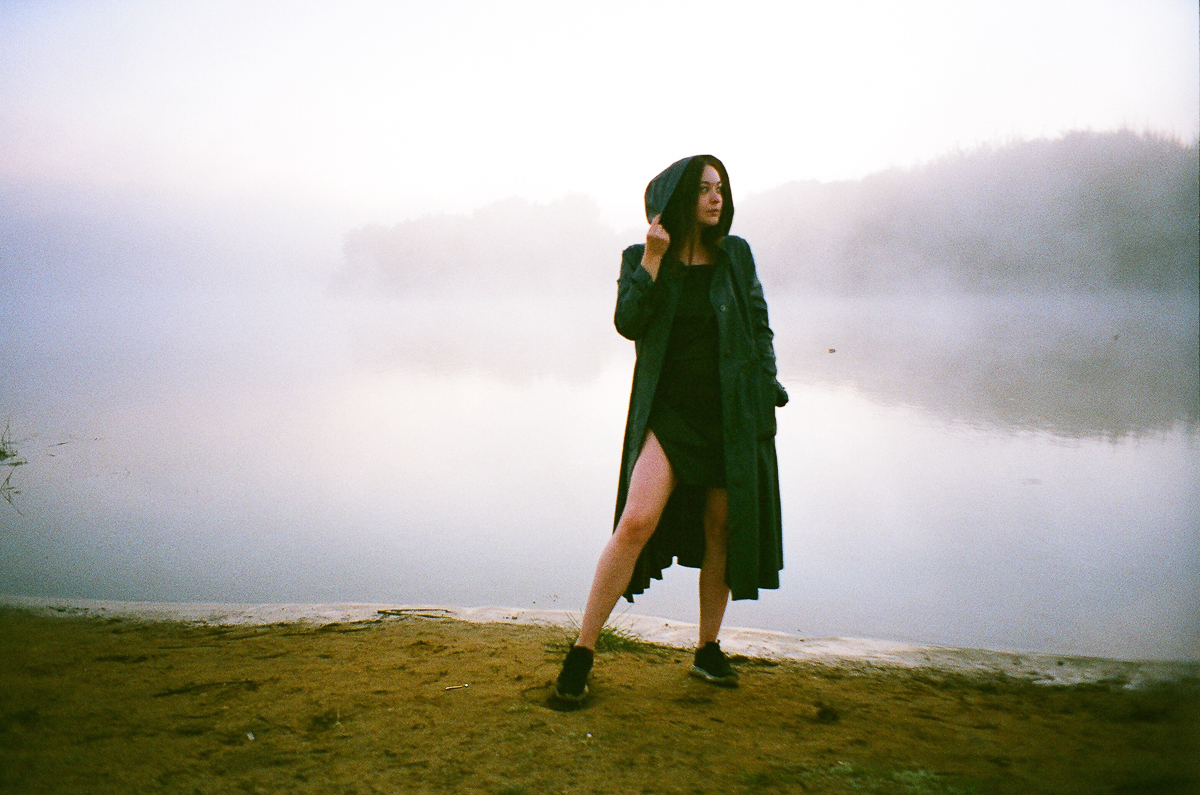 Продуктивный год у самой лиричной владимирской группы. Разбираемся, когда и каких ждать релизов. Узнаем, почему на съемках “Ресторана” девушки устроили шабаш на туманном пляже