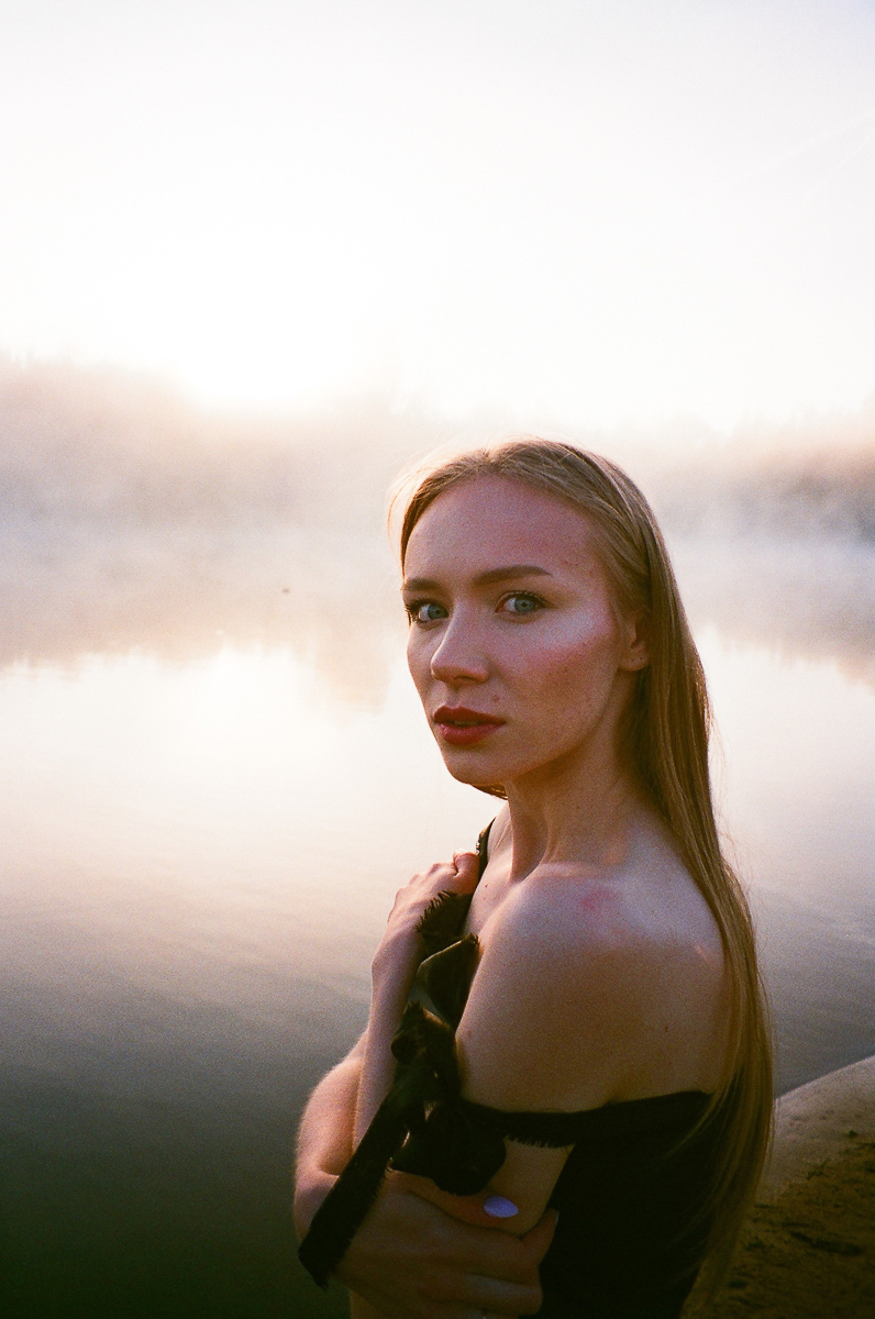 Продуктивный год у самой лиричной владимирской группы. Разбираемся, когда и каких ждать релизов. Узнаем, почему на съемках “Ресторана” девушки устроили шабаш на туманном пляже