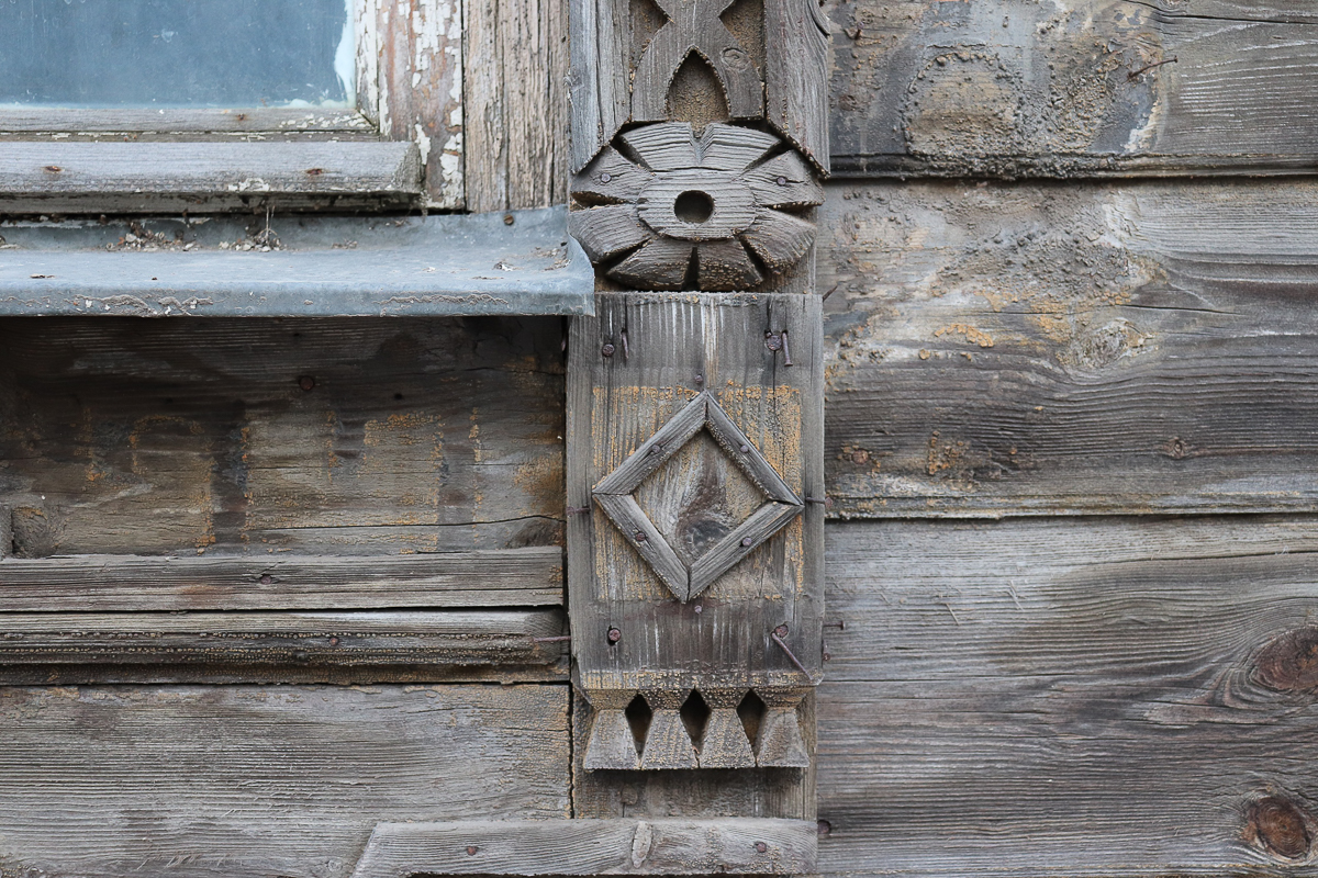 Красивые резные наличники уходят, уступая место простоте, комфорту и стеклопакету. Проект #О_кошки именно про это — про культурный облик провинциального города и его историческое очарование, которое он незаметно теряет с каждым днем