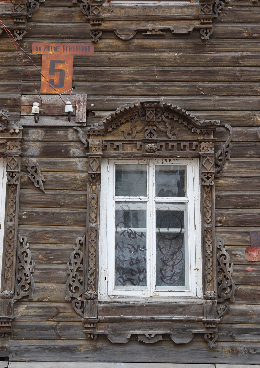 Красивые резные наличники уходят, уступая место простоте, комфорту и стеклопакету. Проект #О_кошки именно про это — про культурный облик провинциального города и его историческое очарование, которое он незаметно теряет с каждым днем