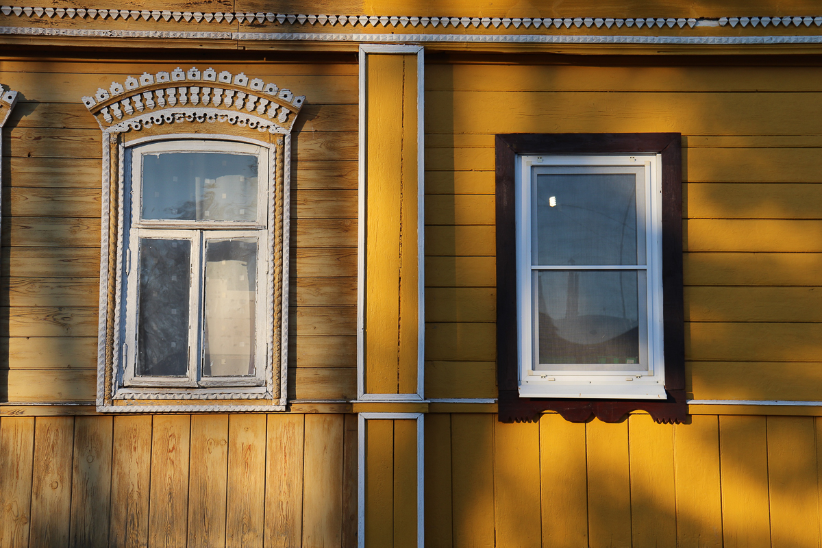 Красивые резные наличники уходят, уступая место простоте, комфорту и стеклопакету. Проект #О_кошки именно про это — про культурный облик провинциального города и его историческое очарование, которое он незаметно теряет с каждым днем