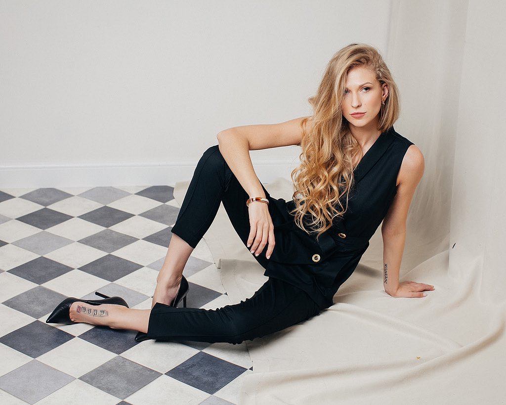 Как выглядеть стильно, не гонясь за трендами? Рассказывает дизайнер Александра Бакка