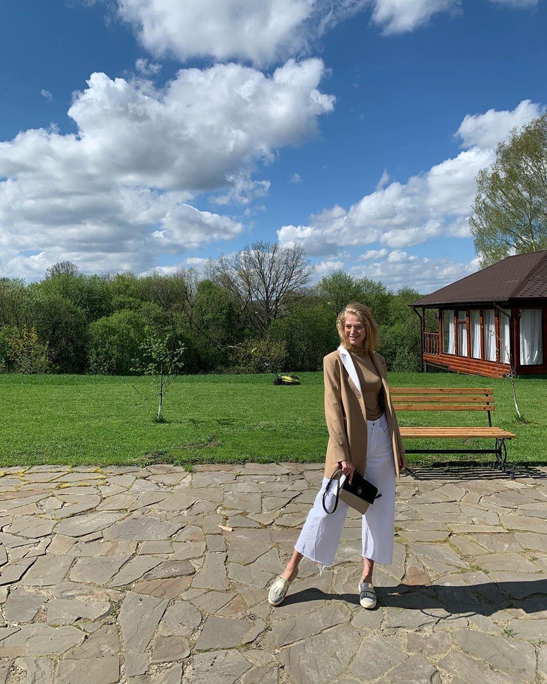 Как выглядеть стильно, не гонясь за трендами? Рассказывает дизайнер Александра Бакка