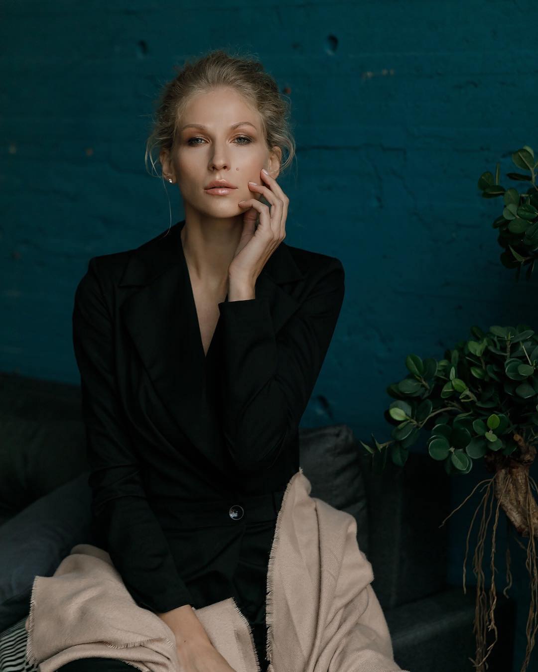 Как выглядеть стильно, не гонясь за трендами? Рассказывает дизайнер Александра Бакка