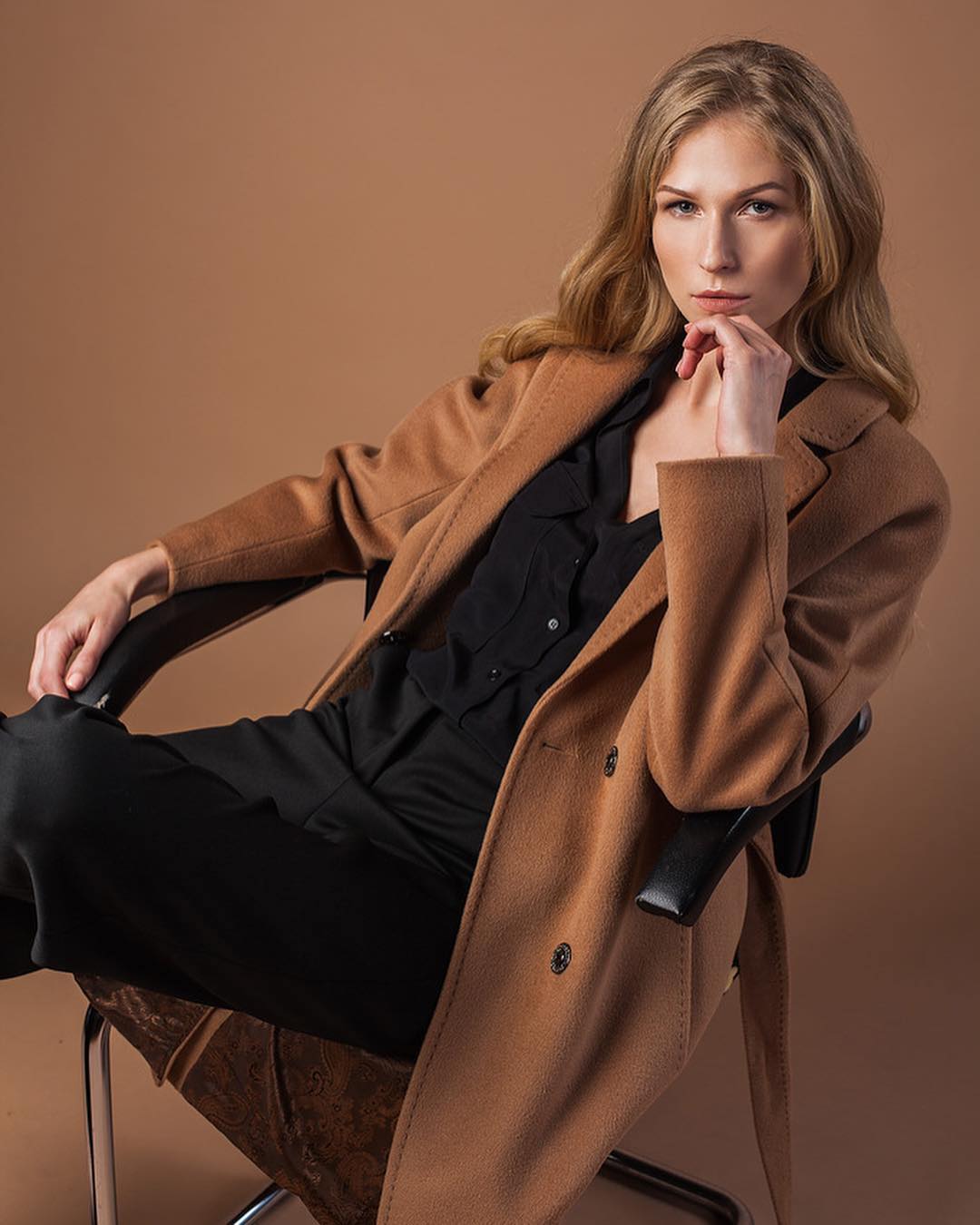 Как выглядеть стильно, не гонясь за трендами? Рассказывает дизайнер Александра Бакка