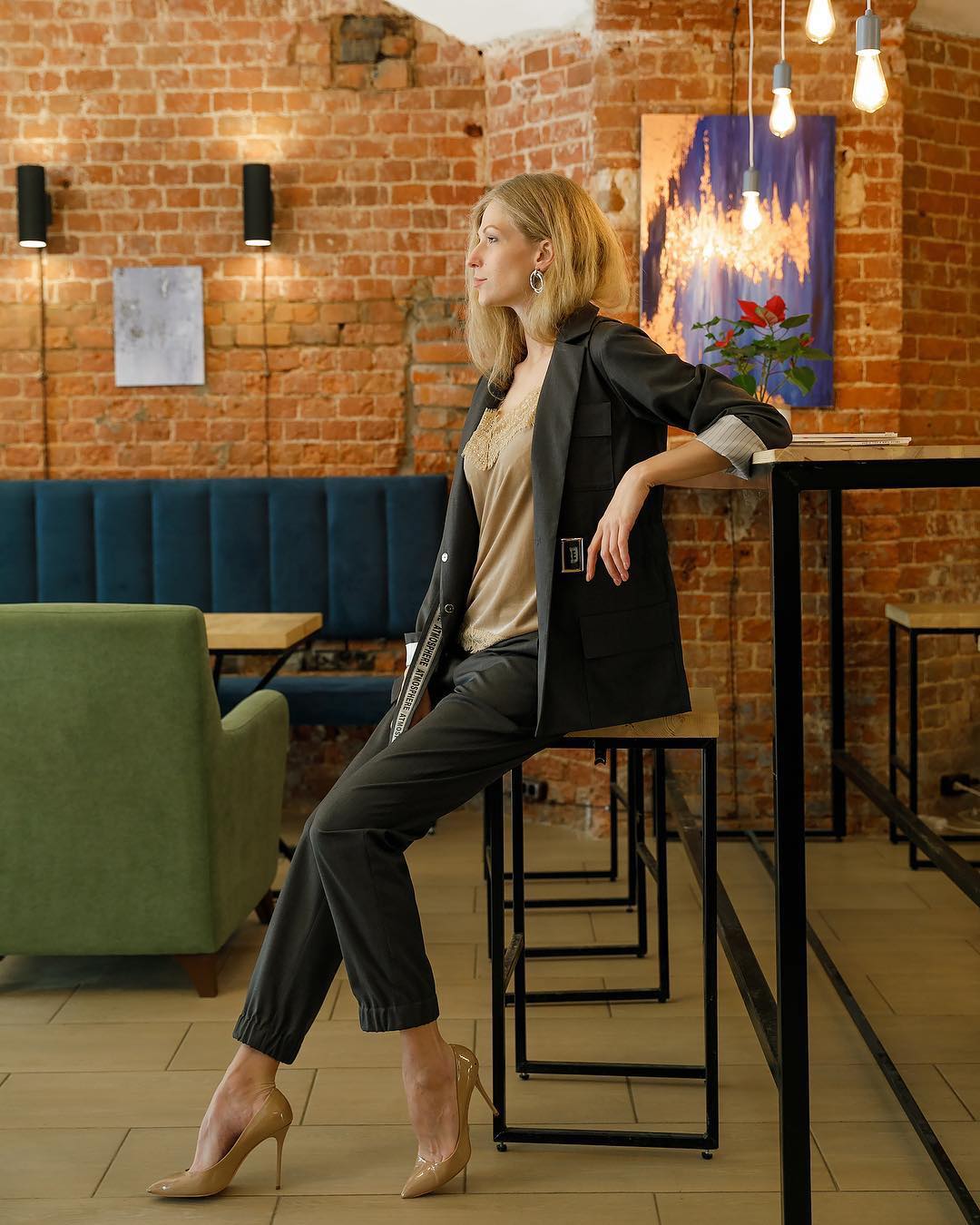 Как выглядеть стильно, не гонясь за трендами? Рассказывает дизайнер Александра Бакка