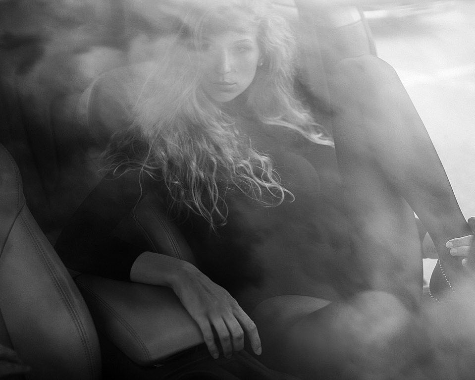 Как выглядеть стильно, не гонясь за трендами? Рассказывает дизайнер Александра Бакка