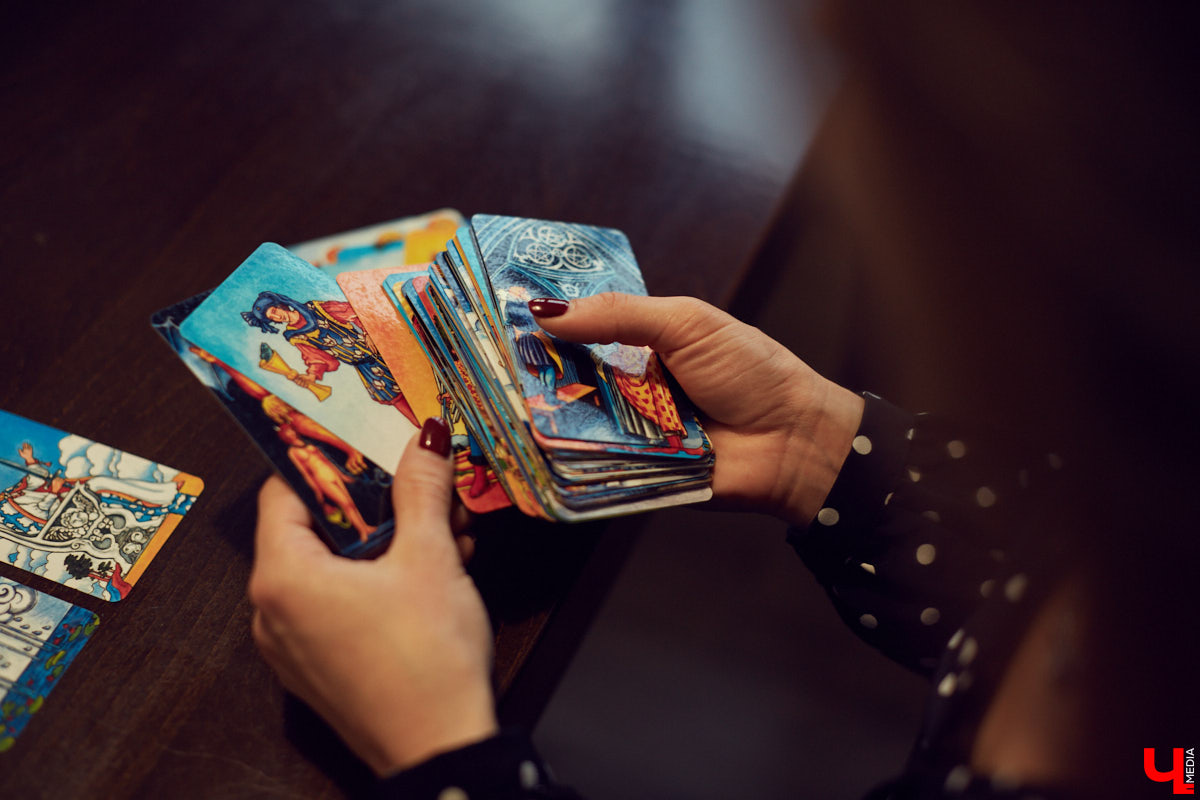 Мы познакомились с Юлией Лёвиной, чья специальность редкая и интересная. Она таролог. Это человек, который с помощью карт таро может заглянуть в будущее