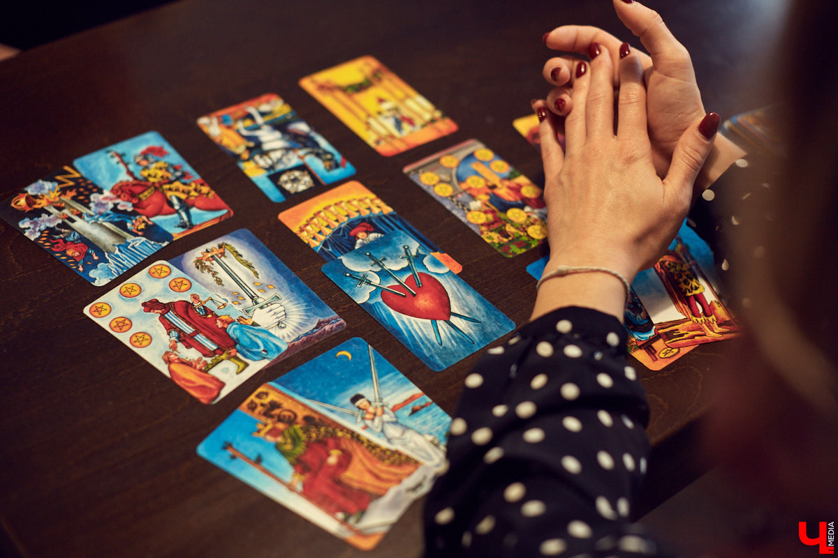 Мы познакомились с Юлией Лёвиной, чья специальность редкая и интересная. Она таролог. Это человек, который с помощью карт таро может заглянуть в будущее