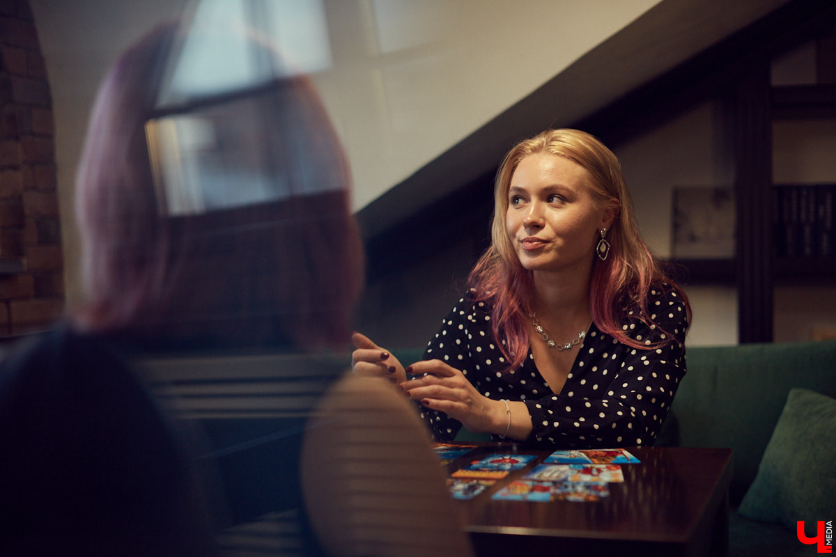 Мы познакомились с Юлией Лёвиной, чья специальность редкая и интересная. Она таролог. Это человек, который с помощью карт таро может заглянуть в будущее