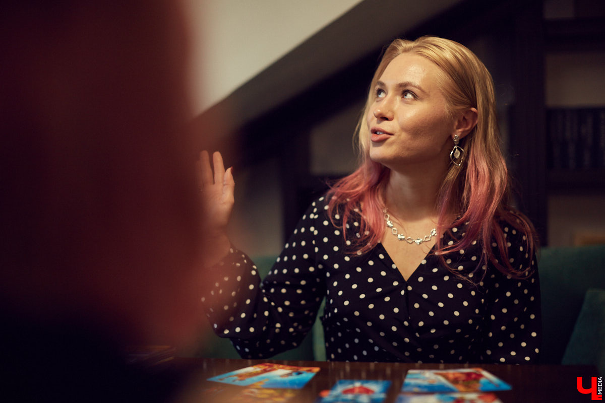 Мы познакомились с Юлией Лёвиной, чья специальность редкая и интересная. Она таролог. Это человек, который с помощью карт таро может заглянуть в будущее