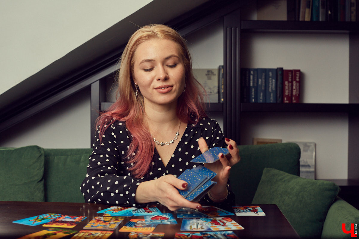 Мы познакомились с Юлией Лёвиной, чья специальность редкая и интересная. Она таролог. Это человек, который с помощью карт таро может заглянуть в будущее