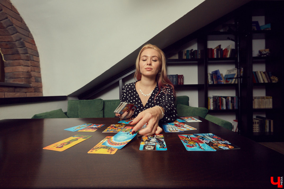 Мы познакомились с Юлией Лёвиной, чья специальность редкая и интересная. Она таролог. Это человек, который с помощью карт таро может заглянуть в будущее
