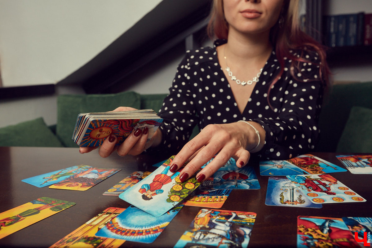 Мы познакомились с Юлией Лёвиной, чья специальность редкая и интересная. Она таролог. Это человек, который с помощью карт таро может заглянуть в будущее