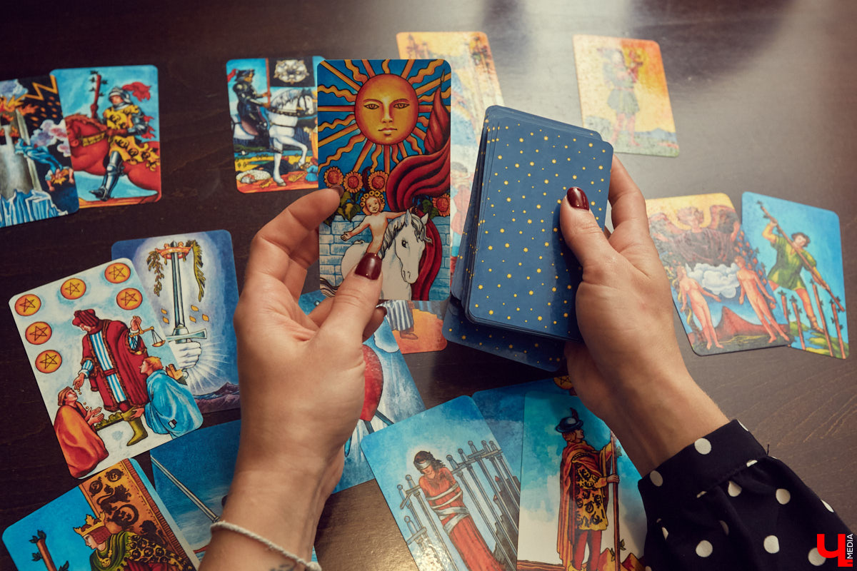 Мы познакомились с Юлией Лёвиной, чья специальность редкая и интересная. Она таролог. Это человек, который с помощью карт таро может заглянуть в будущее