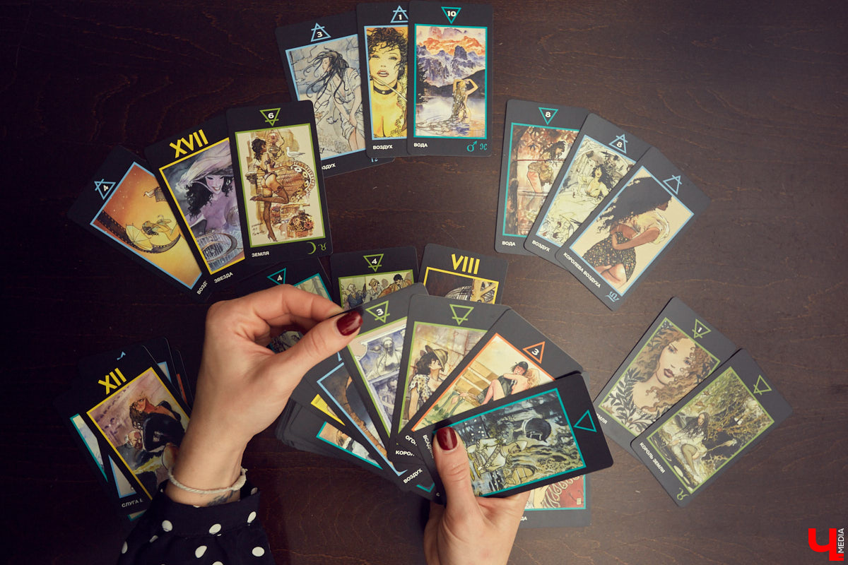 Мы познакомились с Юлией Лёвиной, чья специальность редкая и интересная. Она таролог. Это человек, который с помощью карт таро может заглянуть в будущее