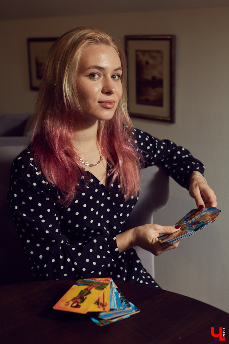Мы познакомились с Юлией Лёвиной, чья специальность редкая и интересная. Она таролог. Это человек, который с помощью карт таро может заглянуть в будущее