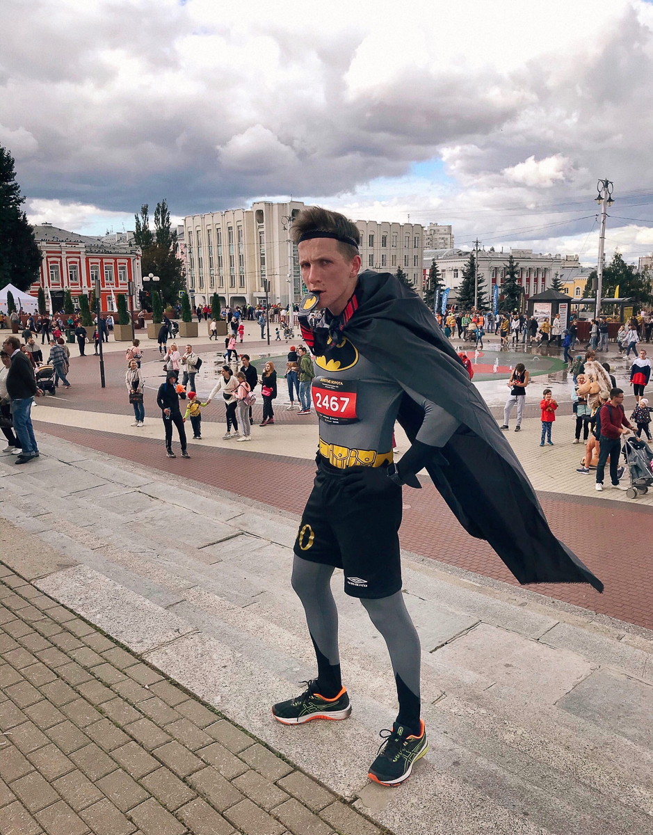 В минувшую субботу центр Владимира превратился в единый механизм, состоящий из тысячи бегущих людей — участников полумарафона «Золотые ворота»