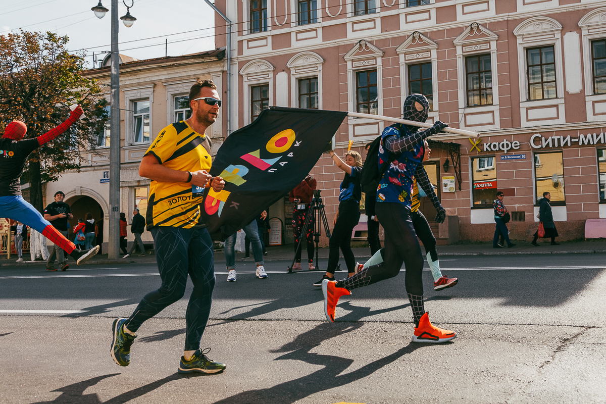 В минувшую субботу центр Владимира превратился в единый механизм, состоящий из тысячи бегущих людей — участников полумарафона «Золотые ворота»