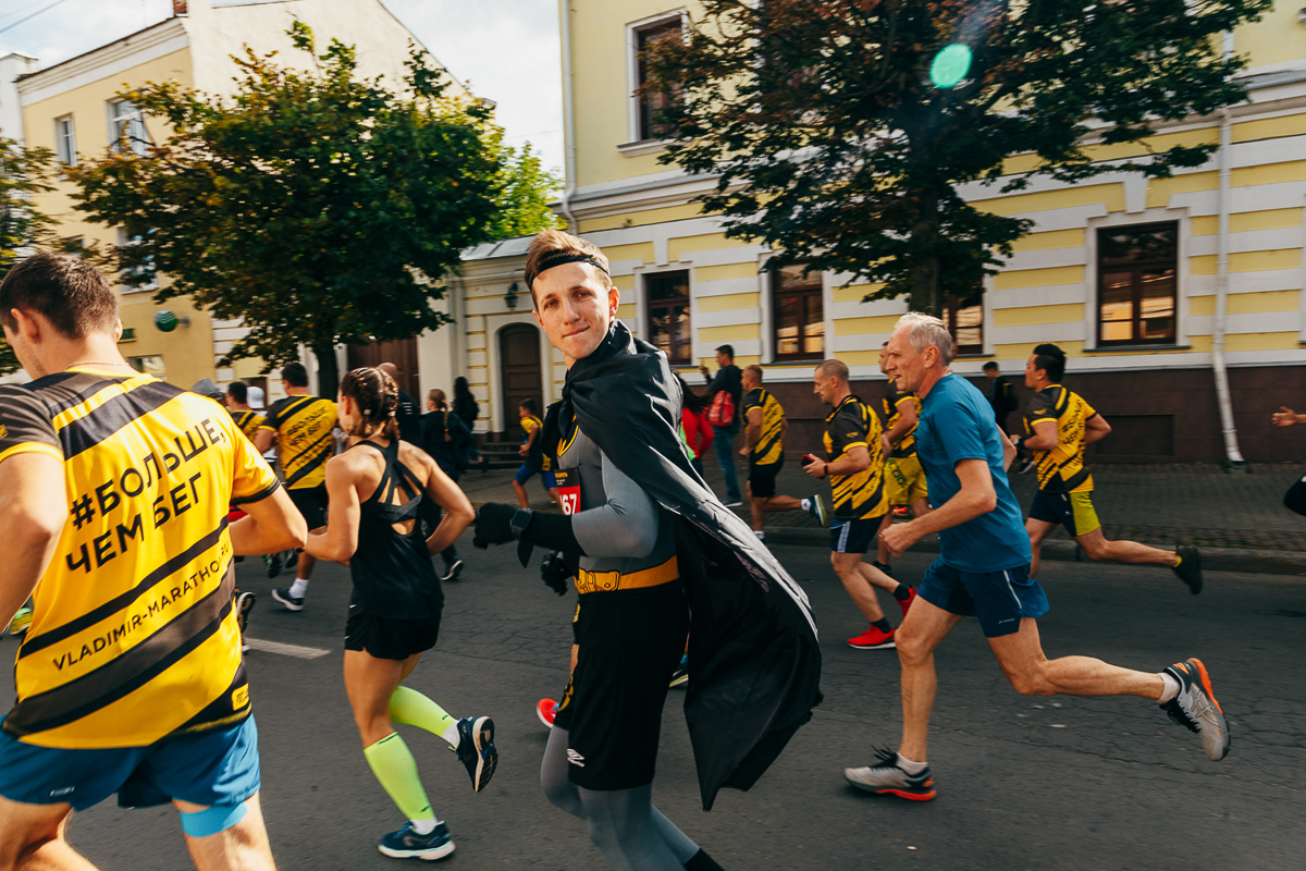 В минувшую субботу центр Владимира превратился в единый механизм, состоящий из тысячи бегущих людей — участников полумарафона «Золотые ворота»