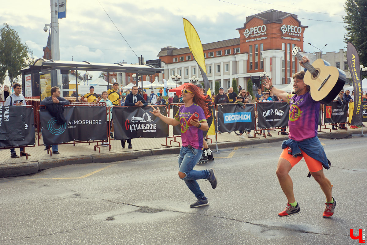 В минувшую субботу центр Владимира превратился в единый механизм, состоящий из тысячи бегущих людей — участников полумарафона «Золотые ворота»