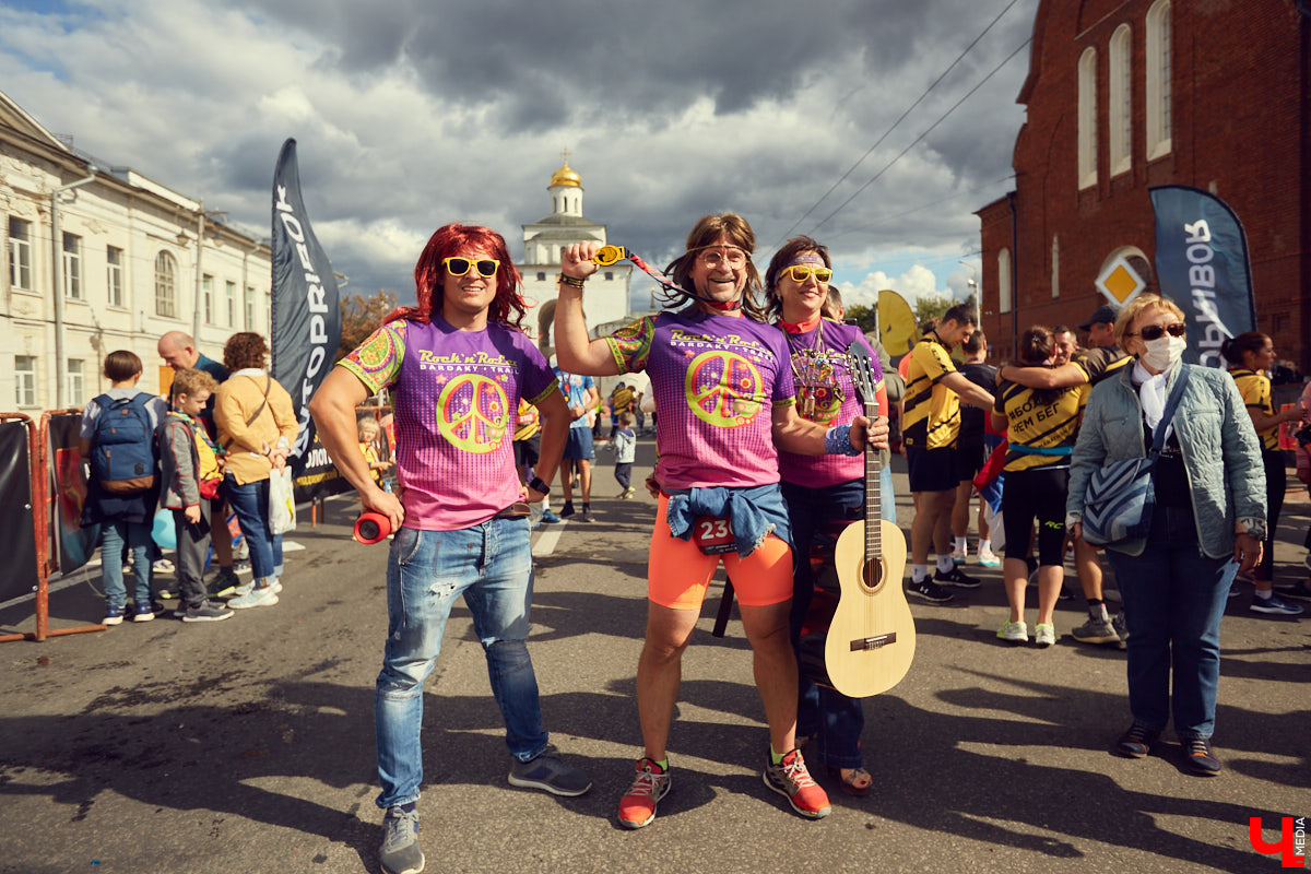 В минувшую субботу центр Владимира превратился в единый механизм, состоящий из тысячи бегущих людей — участников полумарафона «Золотые ворота»