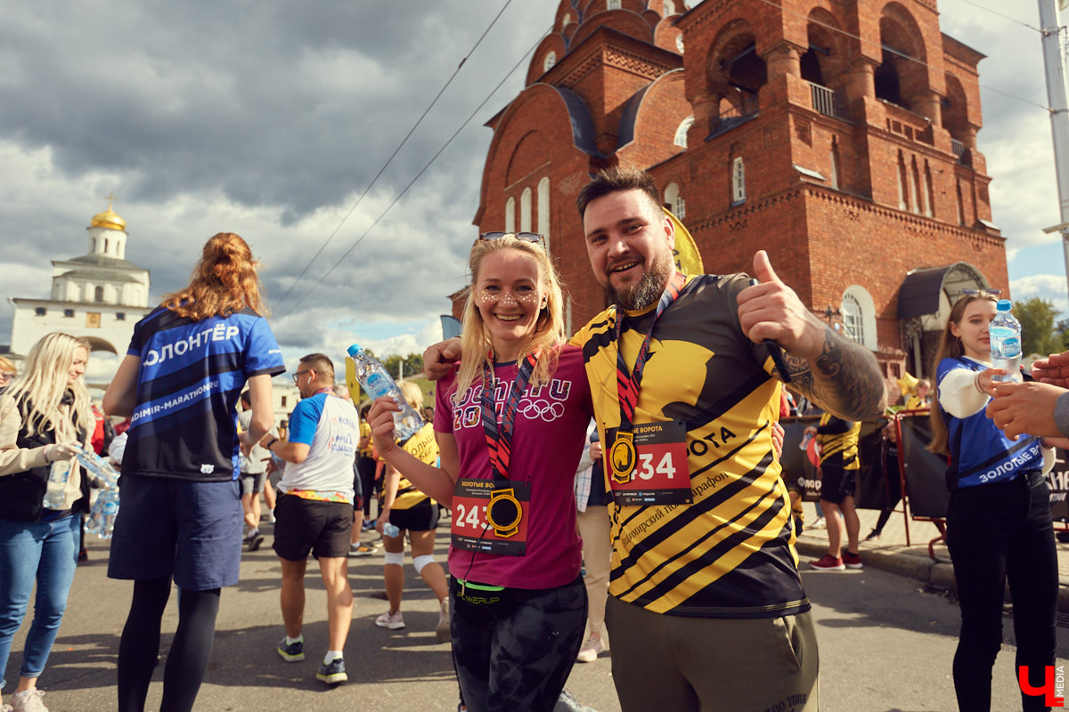 В минувшую субботу центр Владимира превратился в единый механизм, состоящий из тысячи бегущих людей — участников полумарафона «Золотые ворота»