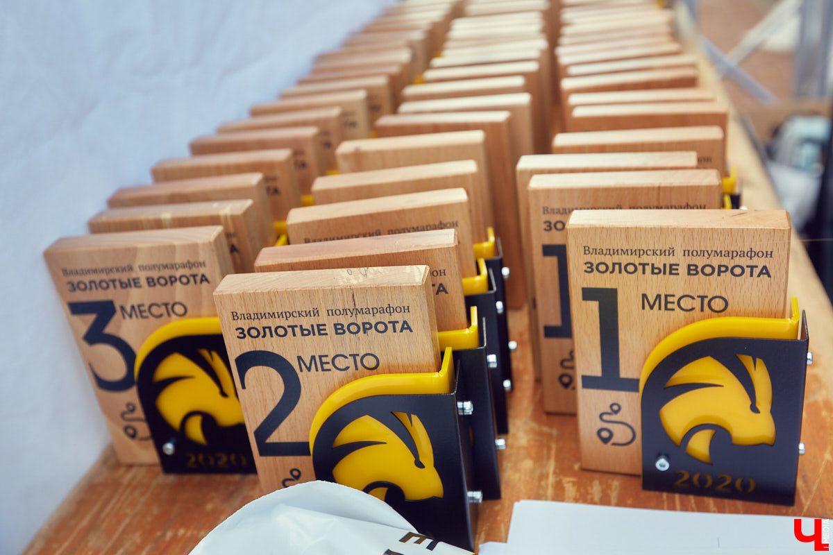 В минувшую субботу центр Владимира превратился в единый механизм, состоящий из тысячи бегущих людей — участников полумарафона «Золотые ворота»