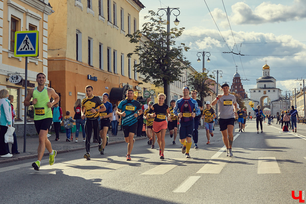 В минувшую субботу центр Владимира превратился в единый механизм, состоящий из тысячи бегущих людей — участников полумарафона «Золотые ворота»