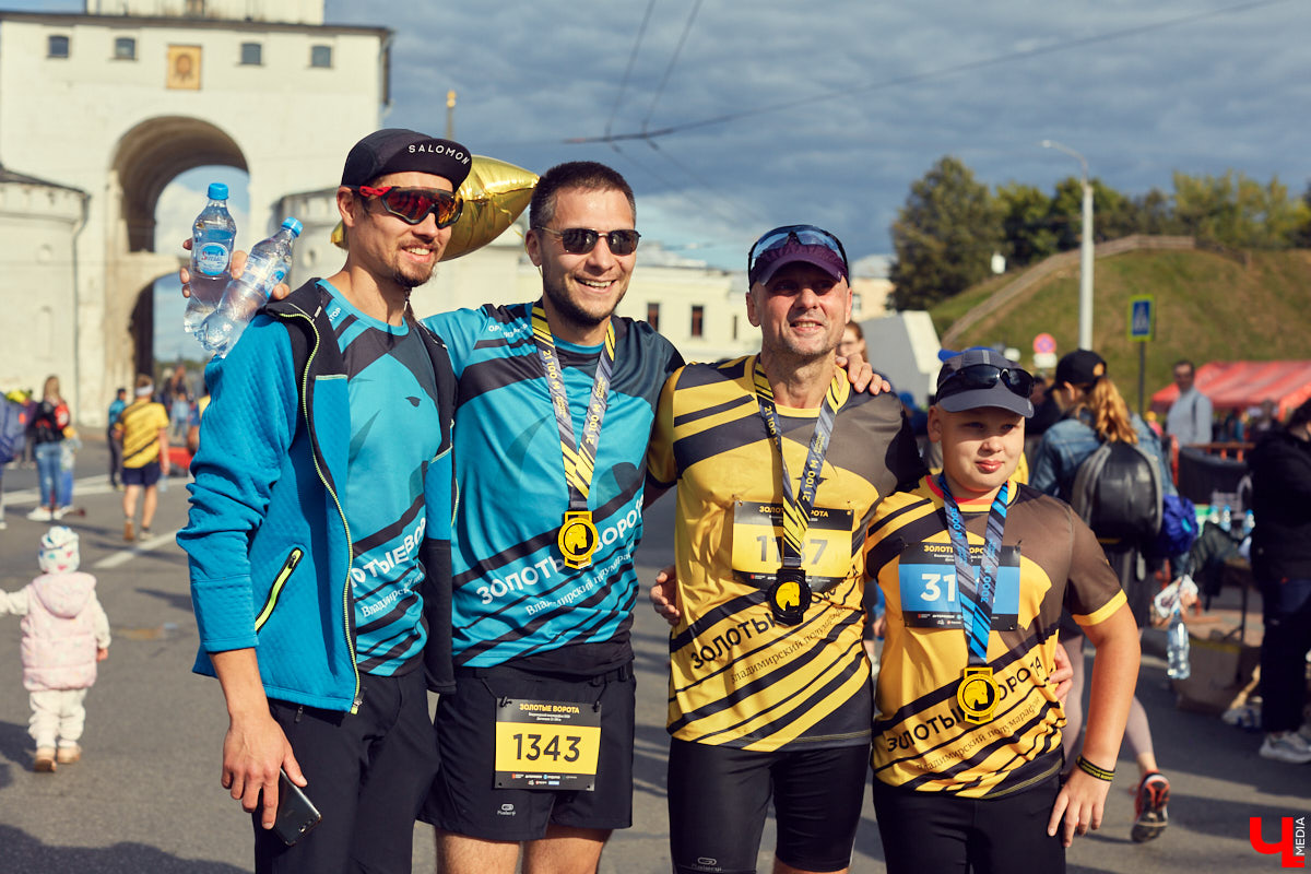 В минувшую субботу центр Владимира превратился в единый механизм, состоящий из тысячи бегущих людей — участников полумарафона «Золотые ворота»