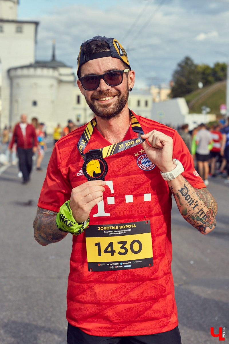 В минувшую субботу центр Владимира превратился в единый механизм, состоящий из тысячи бегущих людей — участников полумарафона «Золотые ворота»