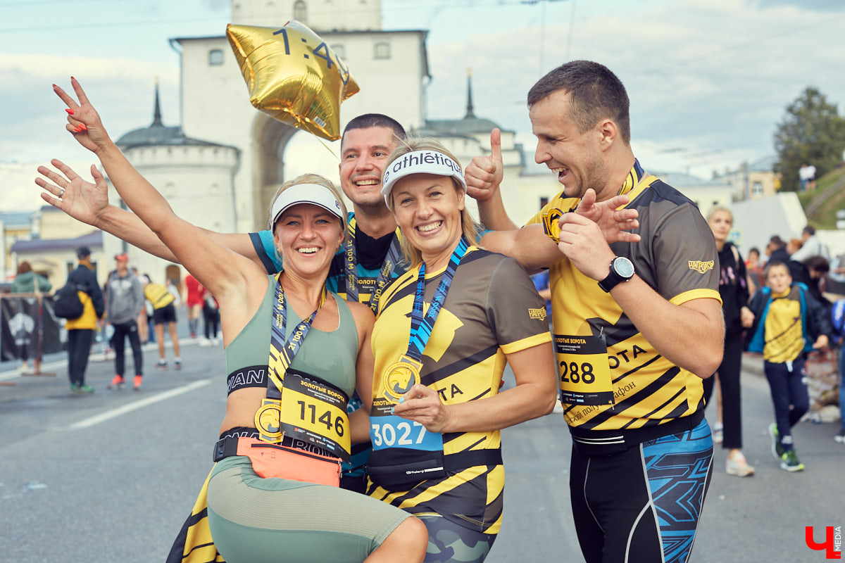 В минувшую субботу центр Владимира превратился в единый механизм, состоящий из тысячи бегущих людей — участников полумарафона «Золотые ворота»
