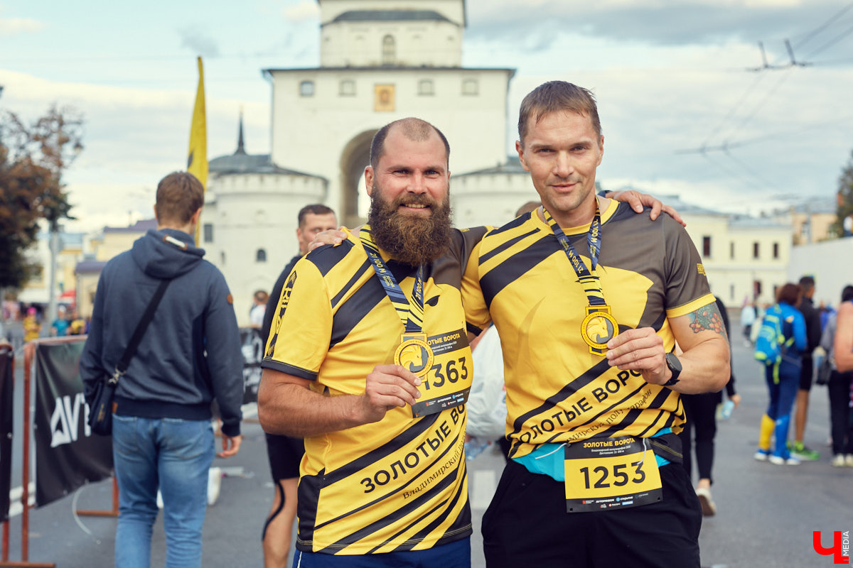 В минувшую субботу центр Владимира превратился в единый механизм, состоящий из тысячи бегущих людей — участников полумарафона «Золотые ворота»