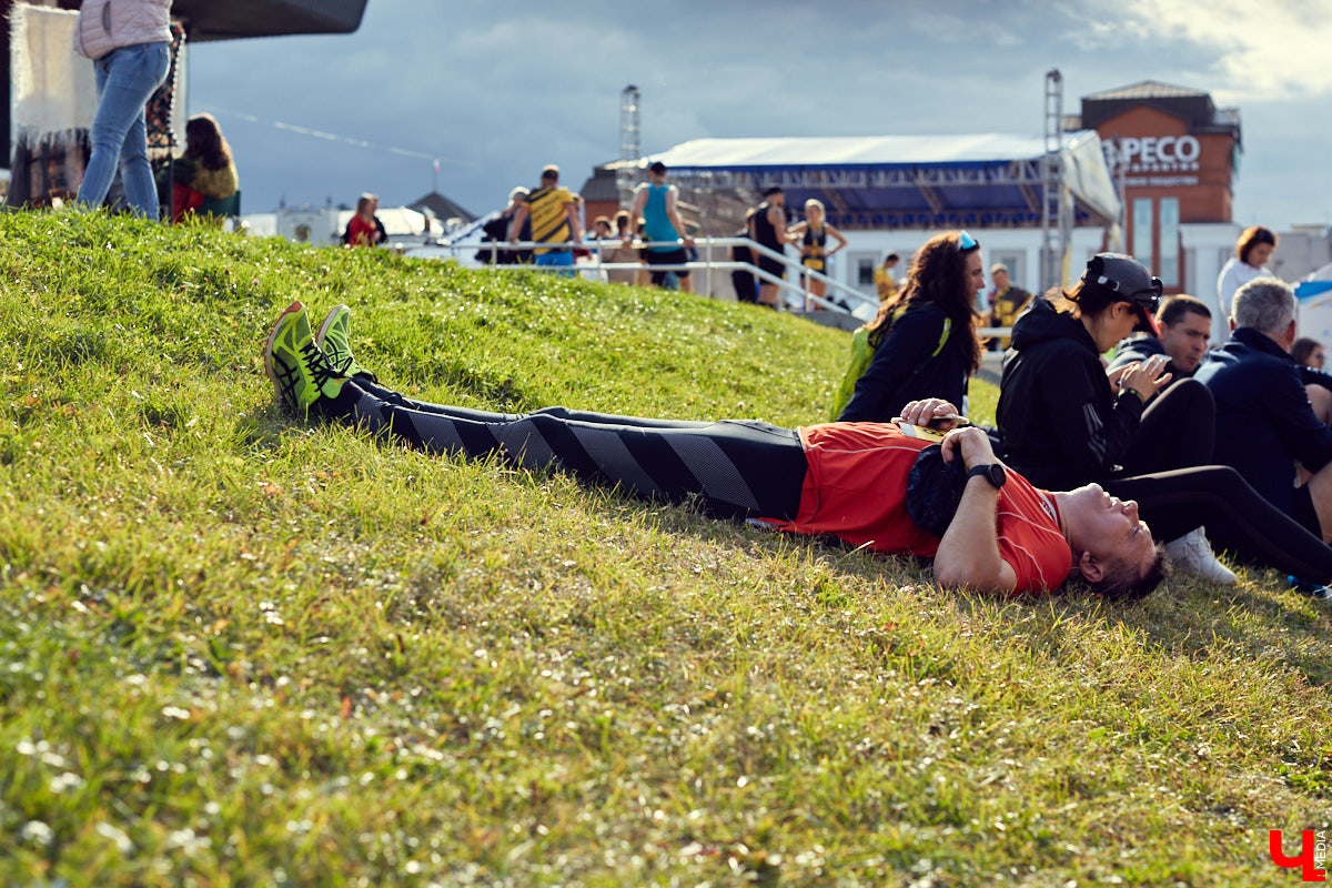 В минувшую субботу центр Владимира превратился в единый механизм, состоящий из тысячи бегущих людей — участников полумарафона «Золотые ворота»