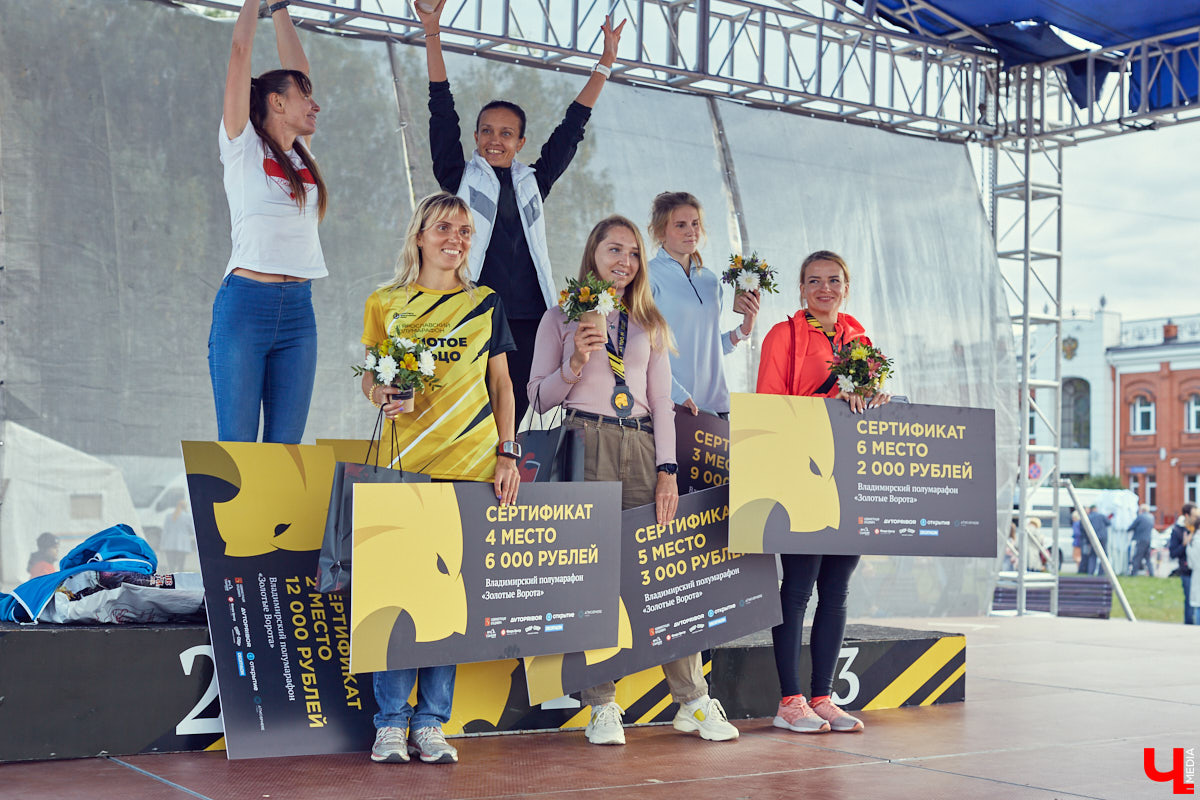 В минувшую субботу центр Владимира превратился в единый механизм, состоящий из тысячи бегущих людей — участников полумарафона «Золотые ворота»