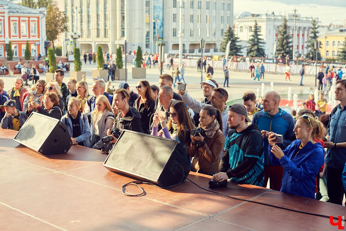 В минувшую субботу центр Владимира превратился в единый механизм, состоящий из тысячи бегущих людей — участников полумарафона «Золотые ворота»