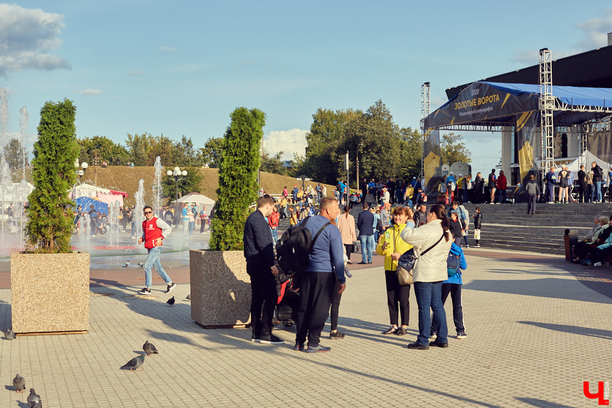 В минувшую субботу центр Владимира превратился в единый механизм, состоящий из тысячи бегущих людей — участников полумарафона «Золотые ворота»