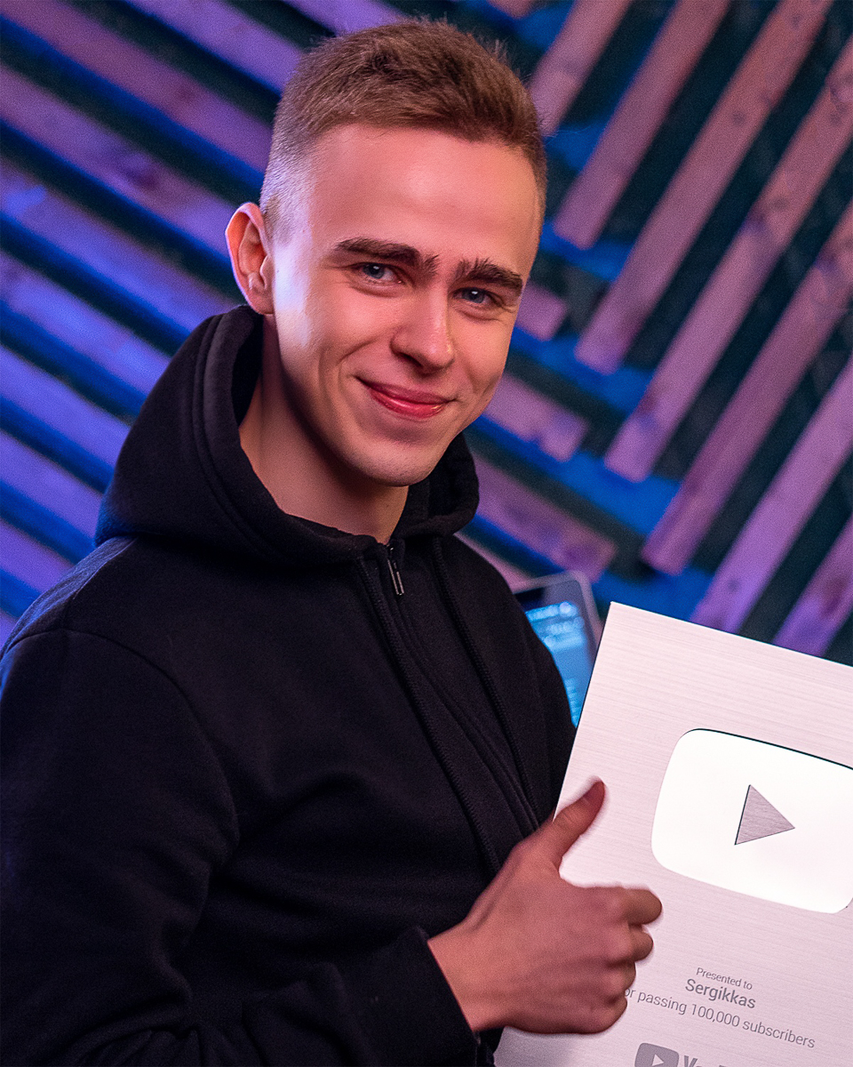 YouTube-художник Сергей Мольков известен как Segrikkas. Он учит сотни тысяч подписчиков управляться с Photoshop, а также создает визуал для популярных блогеров и исполнителей