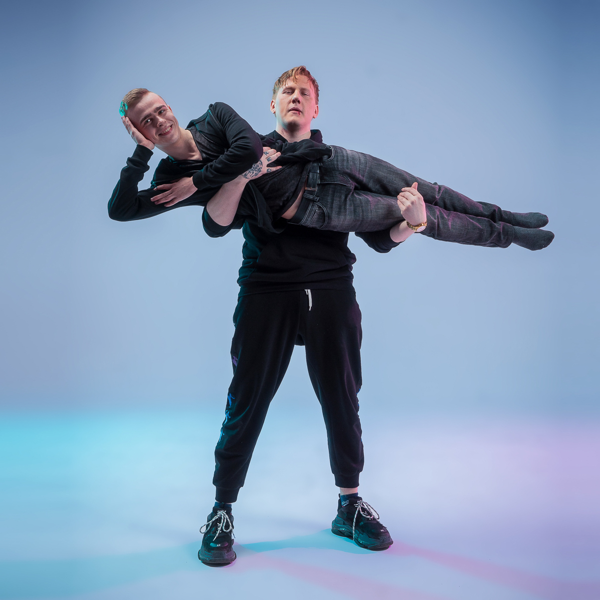 YouTube-художник Сергей Мольков известен как Segrikkas. Он учит сотни тысяч подписчиков управляться с Photoshop, а также создает визуал для популярных блогеров и исполнителей