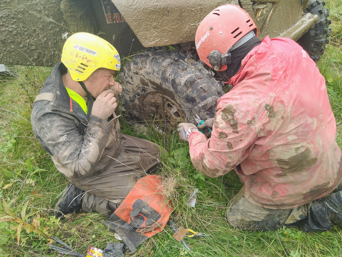 Владимир Синельщиков и Владимир Кострикин из команды Banzai! Trophy Team несколько дней покоряли непролазные болота и в итоге заняли призовое место