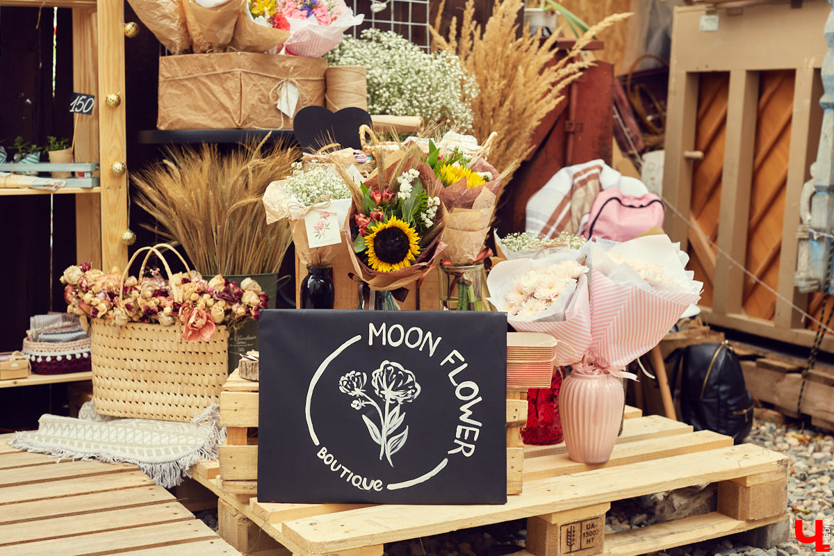 Букеты из сухоцветов, керамическая посуда, шарфы и свитера из собачьей шерсти. На «Осеннем маркете» было по-весеннему тепло и уютно