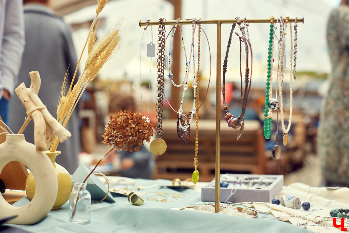 Букеты из сухоцветов, керамическая посуда, шарфы и свитера из собачьей шерсти. На «Осеннем маркете» было по-весеннему тепло и уютно