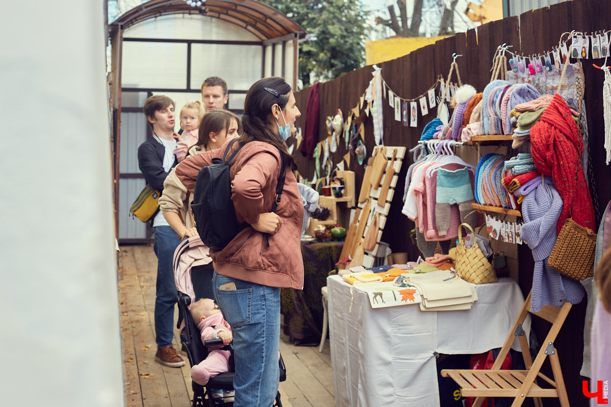 Букеты из сухоцветов, керамическая посуда, шарфы и свитера из собачьей шерсти. На «Осеннем маркете» было по-весеннему тепло и уютно