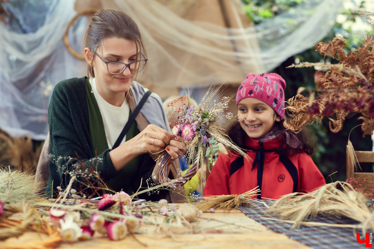 Букеты из сухоцветов, керамическая посуда, шарфы и свитера из собачьей шерсти. На «Осеннем маркете» было по-весеннему тепло и уютно