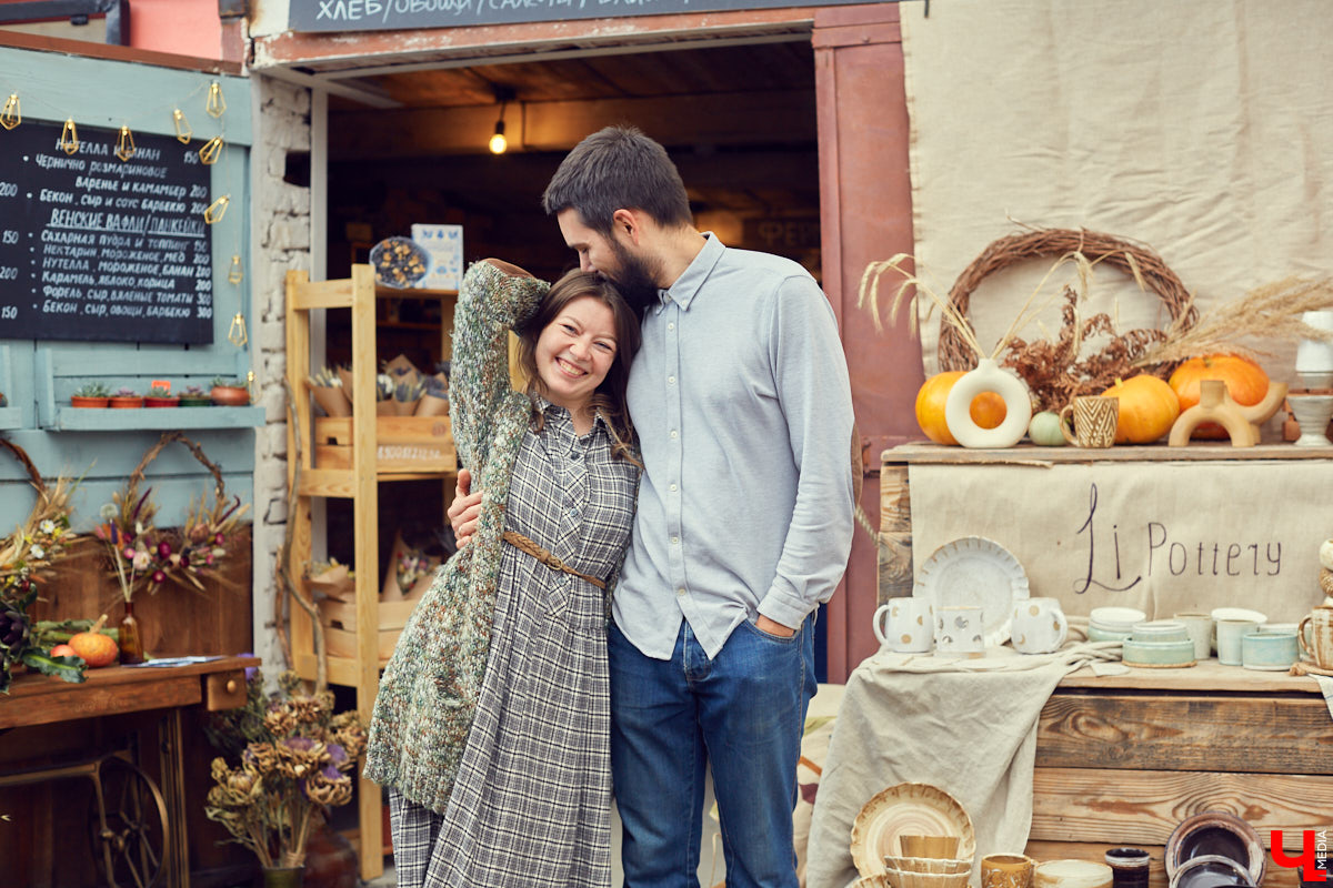Букеты из сухоцветов, керамическая посуда, шарфы и свитера из собачьей шерсти. На «Осеннем маркете» было по-весеннему тепло и уютно