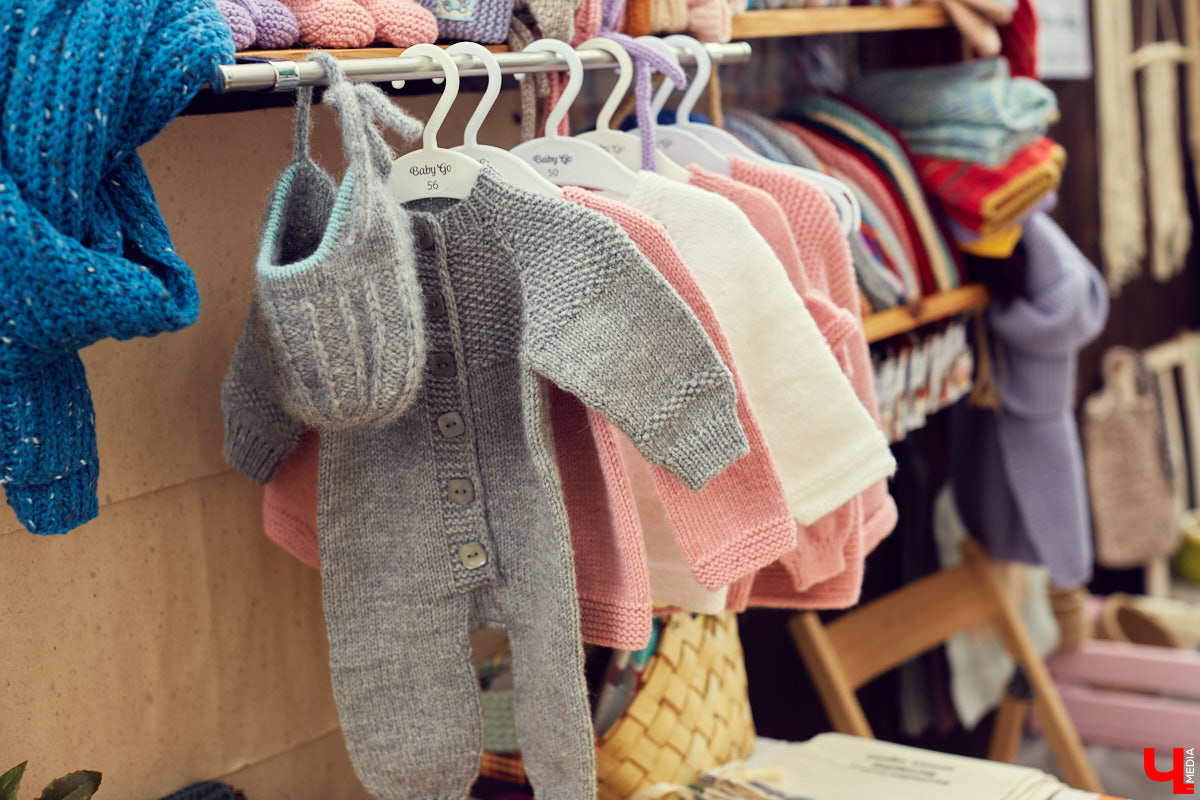 Букеты из сухоцветов, керамическая посуда, шарфы и свитера из собачьей шерсти. На «Осеннем маркете» было по-весеннему тепло и уютно