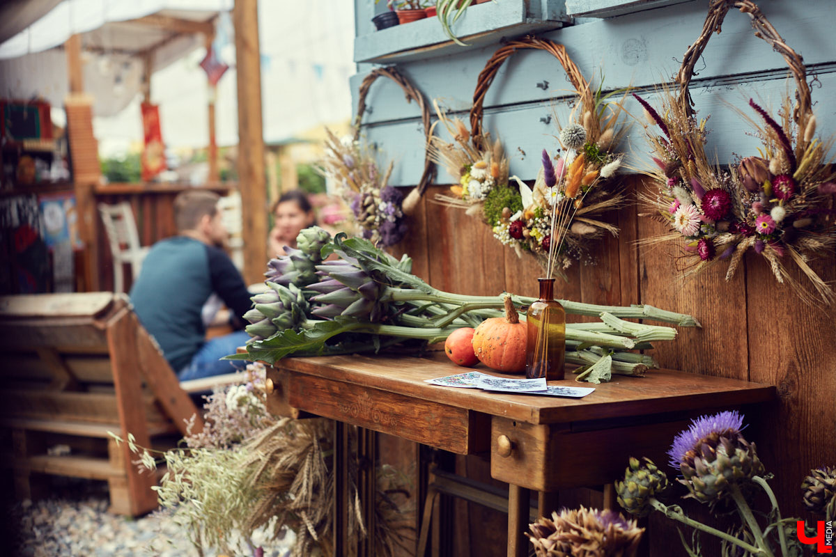 Букеты из сухоцветов, керамическая посуда, шарфы и свитера из собачьей шерсти. На «Осеннем маркете» было по-весеннему тепло и уютно