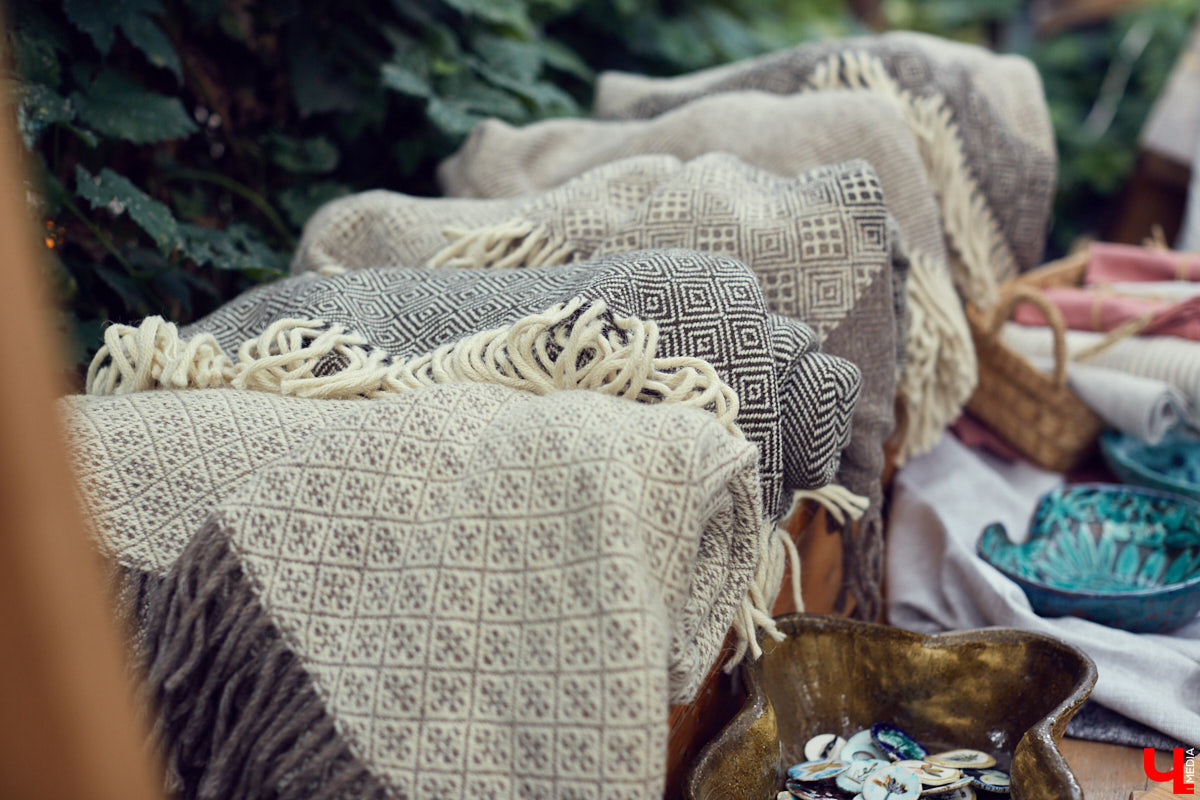 Букеты из сухоцветов, керамическая посуда, шарфы и свитера из собачьей шерсти. На «Осеннем маркете» было по-весеннему тепло и уютно