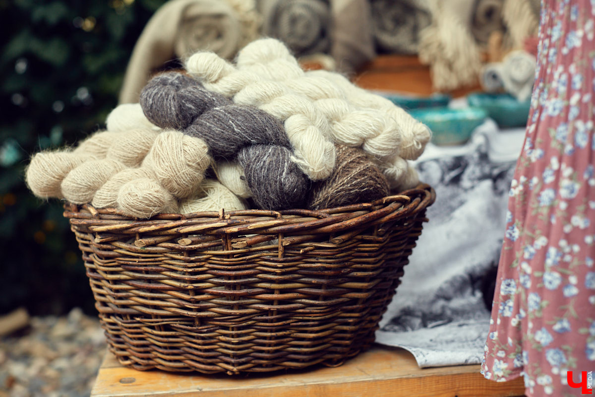 Букеты из сухоцветов, керамическая посуда, шарфы и свитера из собачьей шерсти. На «Осеннем маркете» было по-весеннему тепло и уютно