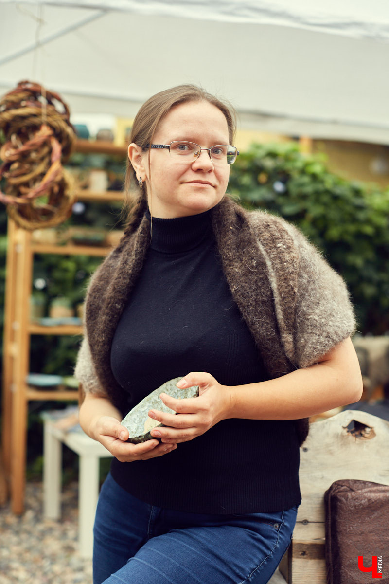 Букеты из сухоцветов, керамическая посуда, шарфы и свитера из собачьей шерсти. На «Осеннем маркете» было по-весеннему тепло и уютно